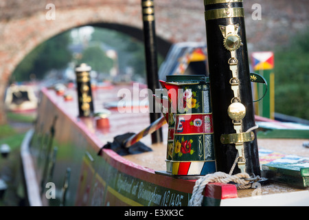 Canal arte popolare caraffe di metallo sul tetto di un narrowboat a Braunston storico Canal Rally sul Grand Union Canal Foto Stock