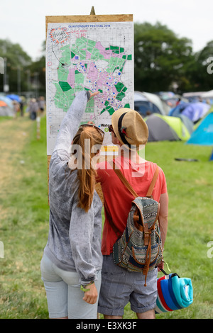 I frequentatori del festival arrivano al Glastonbury festival di musica, Inghilterra, Giovedì 26 Giugno, 2014. Foto Stock