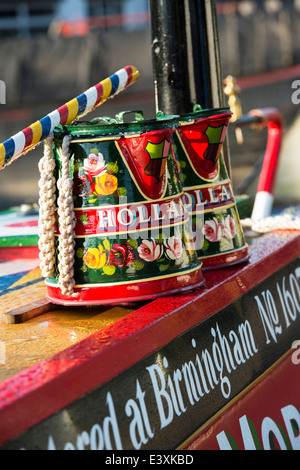 Canal arte popolare caraffe di metallo sul tetto di un narrowboat a Braunston storico Canal Rally sul Grand Union Canal Foto Stock