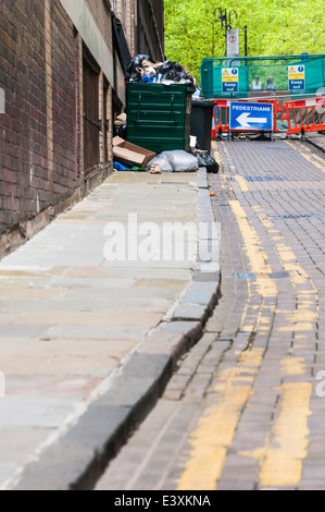 Guardando lungo una strada posteriore in Birmingham con un segno che figurano a dirigere i pedoni in un cassonetto Foto Stock