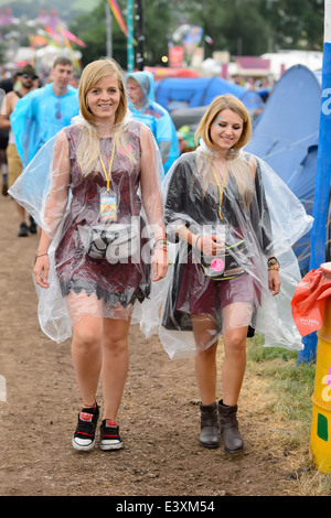 I frequentatori del festival durante la pioggia a Glastonbury festival musicali, Inghilterra, Venerdì, 27 giugno 2014. Foto Stock