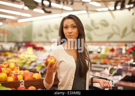 Razza mista donna acquisto di produrre nel supermercato Foto Stock