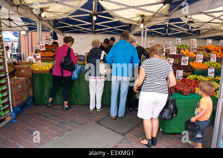 La gente in coda su una frutta & verdura in stallo Worthing West Sussex Regno Unito Foto Stock