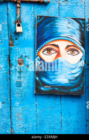 Vista di una tradizionale porta dipinta nella Medina della città costiera di Essaouira, Marocco, Africa del Nord. Foto Stock