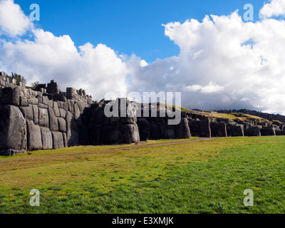 Grandi lucidati muri in pietra a secco del Saksaywaman militare complesso Inca - Cusco, Perù Foto Stock