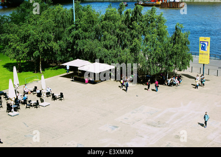 Tate Modern riverside alfresco cafe e public area relax Bankside South Bank di Londra Inghilterra Europa Foto Stock