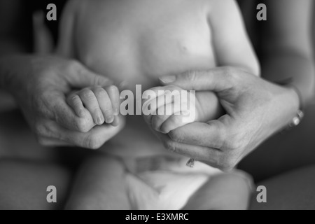 Caucasica azienda madre del bambino le mani Foto Stock