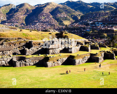 Grandi lucidati muri in pietra a secco del Saksaywaman militare complesso Inca - Cusco, Perù Foto Stock