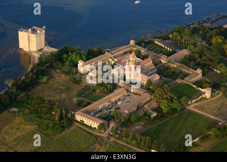 VISTA AEREA. Abbazia di Lérins e Fortezza di Saint-Honorat. Isola di Saint-Honorat, Isole Lérins, Cannes, Alpi Marittime, Costa Azzurra, Francia. Foto Stock