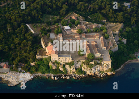 VISTA AEREA. Fortezza sull'isola di Sainte-Marguerite. Fort Royal, Isole Lerins, Cannes, Alpi Marittime, Costa Azzurra, Francia. Foto Stock