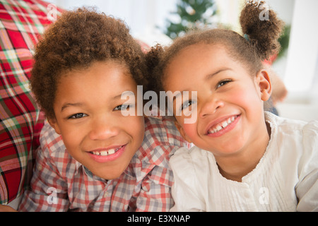 Bambini neri insieme sorridente sul divano Foto Stock