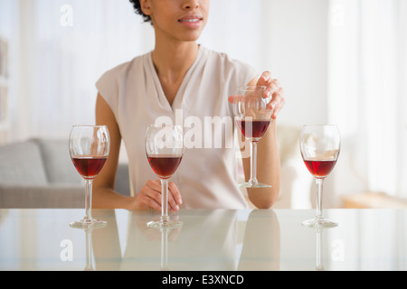 Nero donna degustazione vini Foto Stock