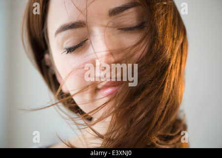 Donna capelli soffiando nel vento Foto Stock