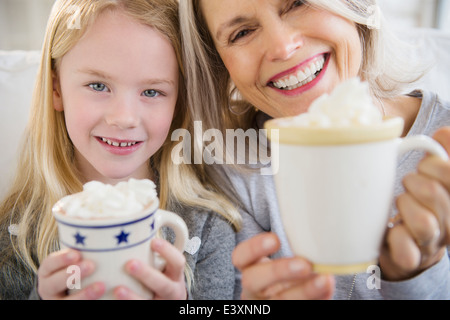 Senior donna caucasica e nipote di bere cioccolata calda Foto Stock