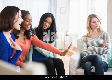 Gelosa donna ignorando amico della anello di fidanzamento Foto Stock