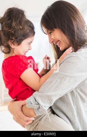 Ispanico madre e figlia insieme giocando Foto Stock