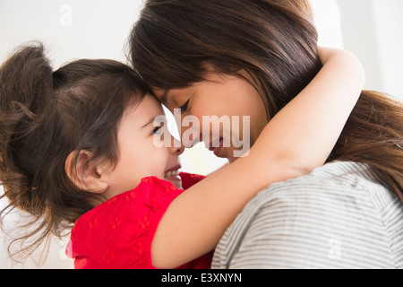 Ispanico madre e figlia avvolgente Foto Stock