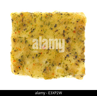 Vista dall'alto di una cotta di Pollock di filetto con condimento alle erbe su uno sfondo bianco. Foto Stock