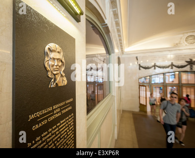 Il recentemente rinnovato ingresso principale (Pershing Square) al Grand Central Terminal è dedicata a Jacqueline Kennedy Onassis Foto Stock