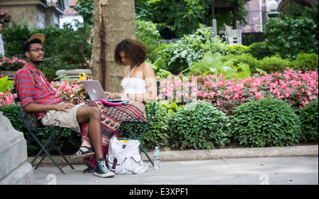 Un giovane lavora su un computer portatile in Bryant Park di New York venerdì 27 giugno, 2014. (© Richard B. Levine) Foto Stock