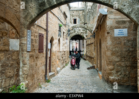 Griechenland, Rhodos-Stadt, Altstadt, Blick in die Odos Fanouriou Foto Stock