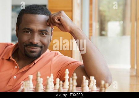 African American uomo giocando a scacchi Foto Stock