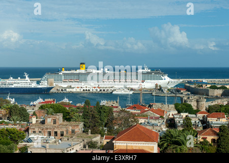 Griechenland, Rhodos-Stadt, Altstadt, Blick vom Uhrturm auf den Hafen Foto Stock