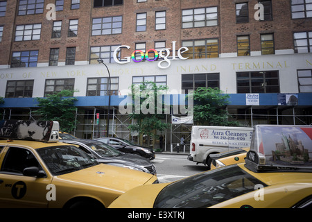 Il 'doppio o's" del logo di Google sul loro edificio a 111 Eighth Avenue di New York sono decorate nei colori dell'arcobaleno Foto Stock