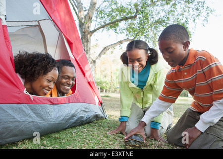 Famiglia giocare insieme al campeggio Foto Stock