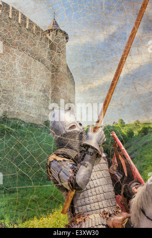 Il cavaliere corazzato su warhorse sopra il vecchio castello medievale (fortezza) Foto Stock
