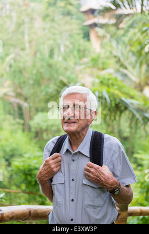 Senior uomo caucasico a piedi nella giungla Foto Stock