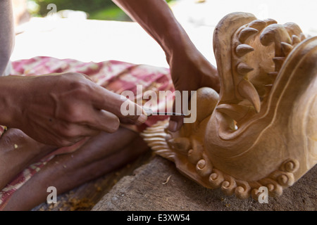 Lavoratore di legno del cesello pezzo in studio Foto Stock