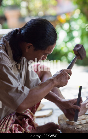 Lavoratore di legno del cesello pezzo in studio Foto Stock