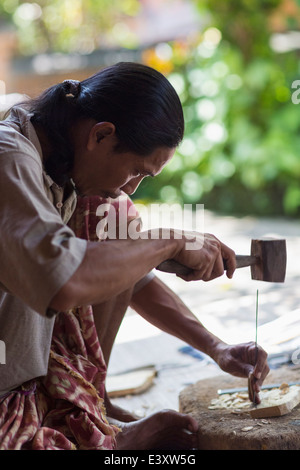 Lavoratore di legno del cesello pezzo in studio Foto Stock