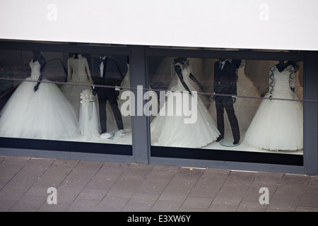 Vetrina del salone di nozze con il bianco abiti da sposa e vestiti di nero Foto Stock