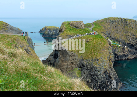 Vista su Carrick-a-Rede island e il famoso Carrick-a-Rede ponte di corde vicino a Ballintoy nella contea di Antrim, Irlanda del Nord. Foto Stock