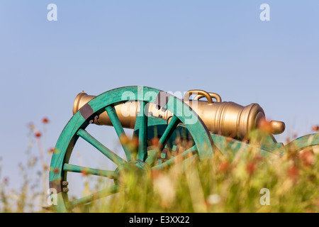 Il vecchio cannone su una collina sopra il cielo blu Foto Stock