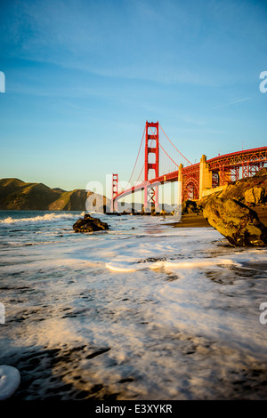 Vista del Golden Gate Bridge da spiaggia, San Francisco, California, Stati Uniti Foto Stock