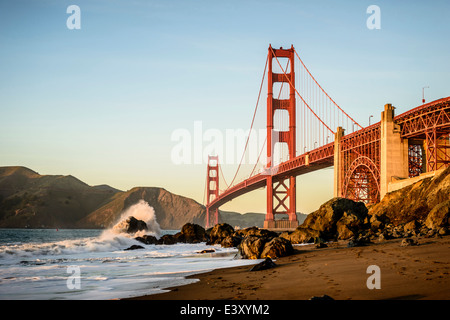 Vista del Golden Gate Bridge da spiaggia, San Francisco, California, Stati Uniti Foto Stock