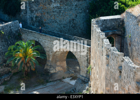 Griechenland, Rhodos-Stadt, Altstadt, Blick beim Mauerrundgang in den Wallgrben Foto Stock