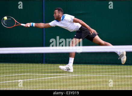 Manchester, Regno Unito. 1 Luglio, 2014. Joshua Ward-Hibbert si allunga per restituire la palla durante il suo 4-6, 2-6 sconfitta dal numero 3 di sementi, Oliver Golding a Aegon GB Pro torneo di tennis presso il Club del Nord, Didsbury, Manchester. Aegon GB Pro Tennis Manchester, UK Credit: Giovanni friggitrice/Alamy Live News Foto Stock