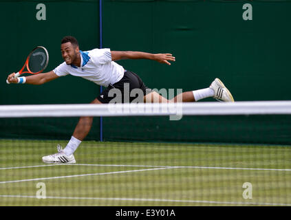 Manchester, Regno Unito. 1 Luglio, 2014. Joshua Ward-Hibbert si allunga per restituire la palla durante il suo 4-6, 2-6 sconfitta dal numero 3 di sementi, Oliver Golding a Aegon GB Pro torneo di tennis presso il Club del Nord, Didsbury, Manchester. Aegon GB Pro Tennis Manchester, UK Credit: Giovanni friggitrice/Alamy Live News Foto Stock