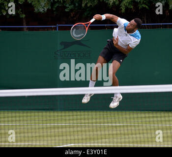 Manchester, Regno Unito. 1 Luglio, 2014. Joshua Ward-Hibbert serve durante la sua 4-6, 2-6 sconfitta dal numero 3 di sementi, Oliver Golding a Aegon GB Pro torneo di tennis presso il Club del Nord, Didsbury, Manchester. Aegon GB Pro Tennis Manchester, UK Credit: Giovanni friggitrice/Alamy Live News Foto Stock