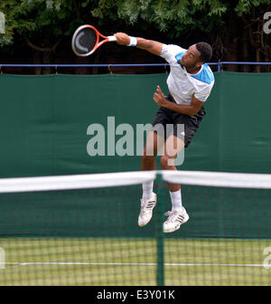 Manchester, Regno Unito. 1 Luglio, 2014. Joshua Ward-Hibbert serve durante la sua 4-6, 2-6 sconfitta dal numero 3 di sementi, Oliver Golding a Aegon GB Pro torneo di tennis presso il Club del Nord, Didsbury, Manchester. Aegon GB Pro Tennis Manchester, UK Credit: Giovanni friggitrice/Alamy Live News Foto Stock