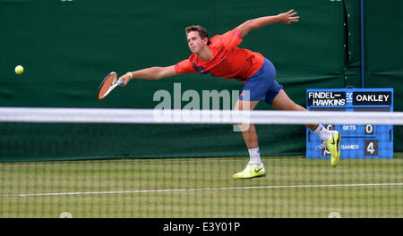 Manchester, Regno Unito. 1 Luglio, 2014. Jack Findel-Hawkins si allunga per restituire la palla durante il suo 1-6, 6-3, 5-7 sconfitta da Keelan Oakley al Aegon GB Pro torneo di tennis presso il Club del Nord, Didsbury, Manchester. Aegon GB Pro Tennis Manchester, UK Credit: Giovanni friggitrice/Alamy Live News Foto Stock