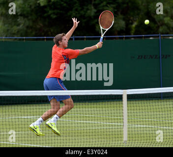 Manchester, Regno Unito. 1 Luglio, 2014. Jack sreturns Findel-Hawkins la sfera durante il suo 1-6, 6-3, 5-7 sconfitta da Keelan Oakley al Aegon GB Pro torneo di tennis presso il Club del Nord, Didsbury, Manchester. Aegon GB Pro Tennis Manchester, UK Credit: Giovanni friggitrice/Alamy Live News Foto Stock