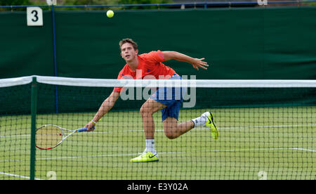 Manchester, Regno Unito. 1 Luglio, 2014. Jack Findel-Hawkins restituisce la sfera durante il suo 1-6, 6-3, 5-7 sconfitta da Keelan Oakley al Aegon GB Pro torneo di tennis presso il Club del Nord, Didsbury, Manchester. Aegon GB Pro Tennis Manchester, UK Credit: Giovanni friggitrice/Alamy Live News Foto Stock