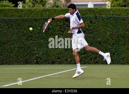 Manchester, Regno Unito. 1 Luglio, 2014. Jathan Malik restituisce la sfera durante il suo 3-6, 4-6 sconfitta da Joe Salisbury al Aegon GB Pro torneo di tennis presso il Club del Nord, Didsbury, Manchester. Aegon GB Pro Tennis Manchester, UK Credit: Giovanni friggitrice/Alamy Live News Foto Stock