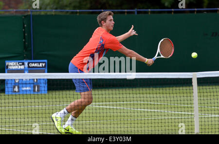 Manchester, Regno Unito. 1 Luglio, 2014. Jack Findel-Hawkins restituisce la sfera durante il suo 1-6, 6-3, 5-7 sconfitta da Keelan Oakley al Aegon GB Pro torneo di tennis presso il Club del Nord, Didsbury, Manchester. Aegon GB Pro Tennis Manchester, UK Credit: Giovanni friggitrice/Alamy Live News Foto Stock