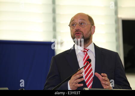 Strasburgo, Francia. 1 Luglio, 2014. Martin Schulz affronta il Parlamento europeo (PE), dopo le votazioni a Strasburgo, in Francia, il 1 luglio 2014. Il socialdemocratico tedesco Martin Schulz è stato rieletto come EP è presidente di martedì per un altro periodo di due anni e mezzo termine. Credito: Xinhua/Alamy Live News Foto Stock